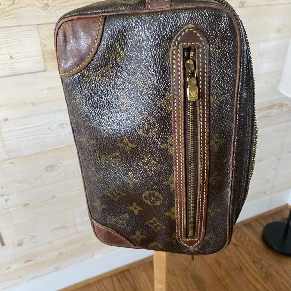 Authentic Vintage Louis Vuitton Luxury Brown Monogram purse wristlet.
